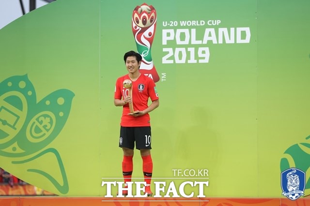 리오넬 메시의 뒤를 따라 18세에 U-20 FIFA월드컵 골든볼을 수상한 이강인./KFA