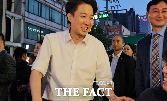 이준석 개혁신당 대선 후보가 지난 27일 대선 마지막 TV토론에서 여성 신체 부위 발언을 한 이후 유세 현장에서는 싸늘하게 식은 민심이 표출됐다. /종로=서다빈 기자