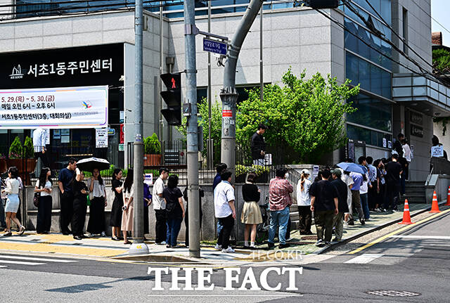 제21대 대통령선거 사전투표 둘째 날인 30일 오후 서울 서초구 서초1동 주민센터를 찾은 유권자들이 줄을 서서 투표 순서를 기다리고 있다. /배정한 기자