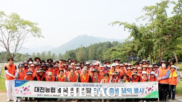 농협대전본부는 대전농협 여성단체 봉사단과 임직원 등 총 100여 명이 참여한 가운데 30일 국립대전현충원을 찾아 3000여 개 묘소에 태극기 꽂기와 묘비닦기, 잡초 제거 등 봉사활동을 실시했다./농협대전본부