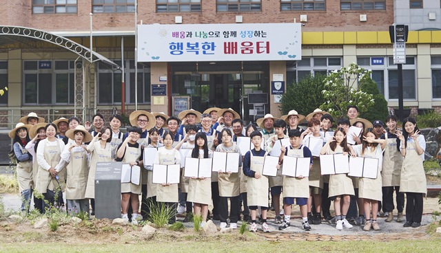 현대글로비스가 충남 당진 당산초등학교에 생태숲 3호를 조성했다. 29일 조성식에서 현대글로비스 임직원 봉사단과 당산초 학생, 교직원 등이 기념 촬영을 하고 있다. /현대글로비스