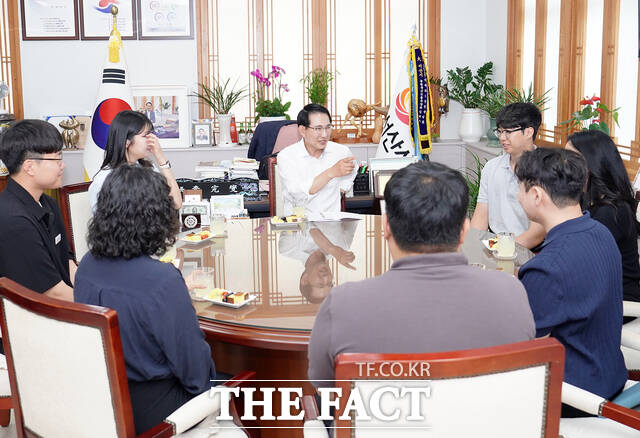 이완섭 서산시장실에서 28일 저연차 공무원들과 이완섭 시장이 간담회을 하고 있다./ 서산시