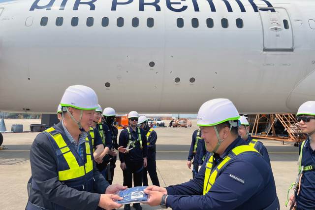 지난 29일 오후 인천국제공항 정비 현장에서 유명섭(맨앞 왼쪽) 에어프레미아 대표가 정비사에게 건강보호 물품을 제공하고 있다. /에어프레미아