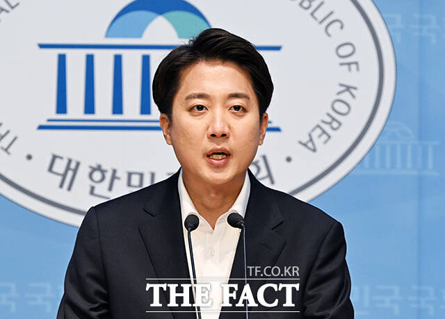 이준석 개혁신당 대선 후보가 30일 오후 서울 여의도 국회 소통관에서 긴급 기자회견을 열고 입장을 밝히고 있다. /국회=배정한 기자