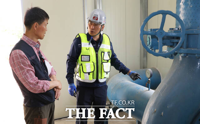 한전KPS가 배수펌프장 안전점검을 실시하고 있다./한전KPS