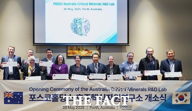 포스코홀딩스는 30일 호주 서부 퍼스에서 호주핵심자원연구소 개소식을 개최했다. 장인화 포스코그룹 회장(오른쪽 다섯 번째)과 김기수 포스코홀딩스 미래기술연구원장(오른쪽 첫 번째)이 호주 핸콕, BHP, 리오틴토 등의 관계자들과 기념 촬영을 하고 있다. /포스코홀딩스