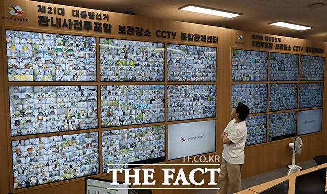 대선 사전투표율이 2일차 오전까지 역대 최고치를 이어갔다. 30일 오전 경기 과천시 중앙선거관리위원회 선거종합상황실의 관계자가 관내사전투표함 보관장소 CCTV 통합관제 상황을 모니터링 하고 있다. /임영무 기자