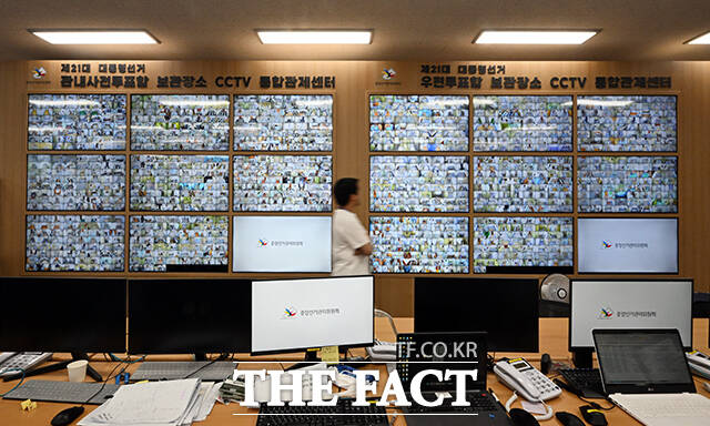 제21대 대통령 선거 사전투표 이틀째인 30일 오전 경기 과천시 중앙선거관리위원회 선거종합상황실의 관계자가 관내 사전투표함 보관장소 CCTV 통합 관제 상황을 모니터링 하고 있다. /과천=임영무 기자