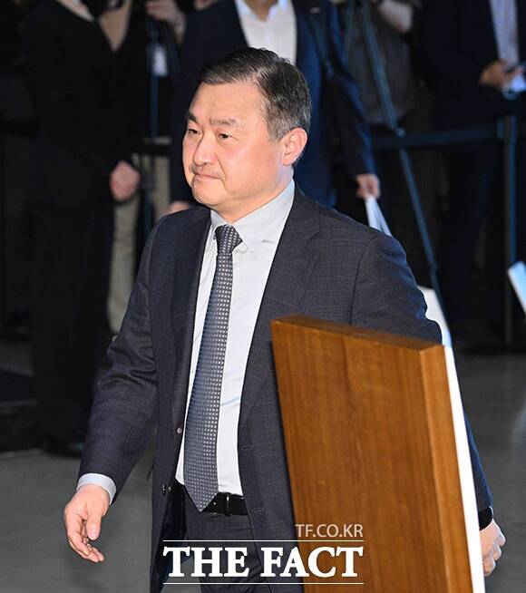 노태문 삼성전자 DX부문장 직무대행 사장이 삼성호암상 시상식 참석을 위해 이동하고 있다. /박헌우 기자