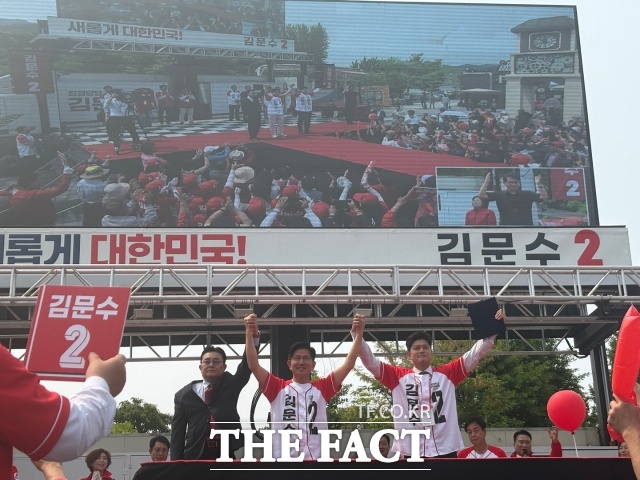 김문수 국민의힘 대선 후보와 전병헌 새미래민주당 대표, 김용태 국민의힘 비상대책위원장이 30일 오전 경기 가평군 청평시계탑 광장에서 시민들에게 지지를 호소하고 있다. /가평=김수민 기자