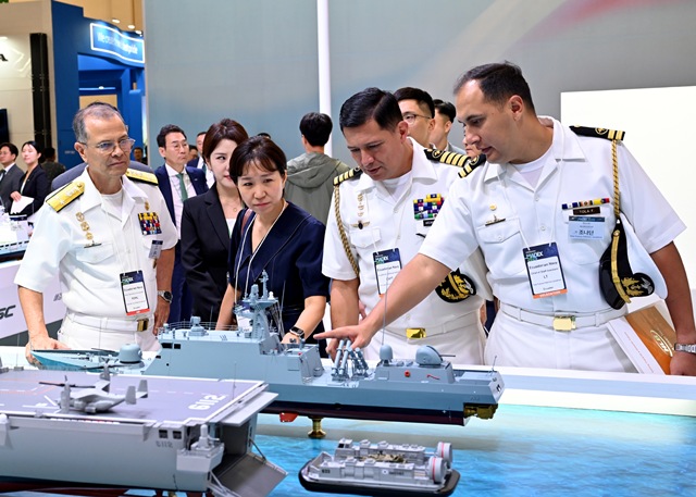 HJ중공업은 28~31일 부산 벡스코에서 열리는 MADEX 2025에 참가해 자사 함정 기술을 소개하고 글로벌 수주 활동을 펼치고 있다고 30일 밝혔다. HJ중공업 부스를 방문한 에콰도르 대표단. /HJ중공업