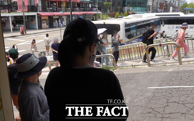 제21대 대통령 선거 사전투표 이틀째인 30일 오전 서울 서대문구 신촌동 사전투표소 앞에서 출입 인원을 감시하는 중년 남녀 2명./ 신촌=김민지 기자