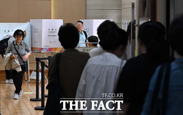 사전투표율 역대 최고치 투표소 찾은 유권자들. /남용희 기자