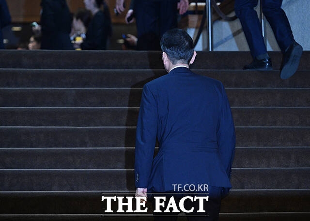 이재용 회장이 계단을 오르고 있다. /박헌우 기자