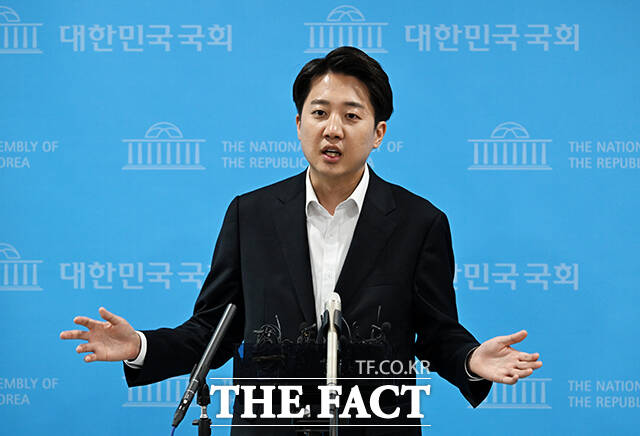 이준석 개혁신당 대선 후보가 더불어민주당 등 진보정당 의원들이 자신에 대한 의원직 제명을 추진하는 데 대해 이재명 유신독재의 출발을 알리는 서곡과도 같다고 일갈했다. /국회=배정한 기자