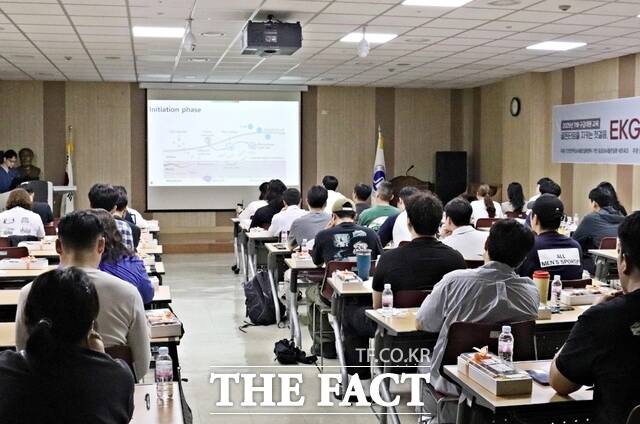 인하대병원 심뇌혈관질환센터가 30일 병원 강당에서 119 구급대원을 대상으로 EKG 판독에 대해 교육을 실시하고 있다. /인하대병원