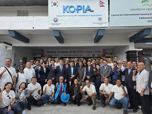 농촌진흥청은 29일(현지시간) 네팔 카트만두에서 코피아(KOPIA) 네팔센터 개소식을 열고, 네팔 농업연구청과 양해각서(MOU)를 체결했다고 밝혔다./농촌진흥청