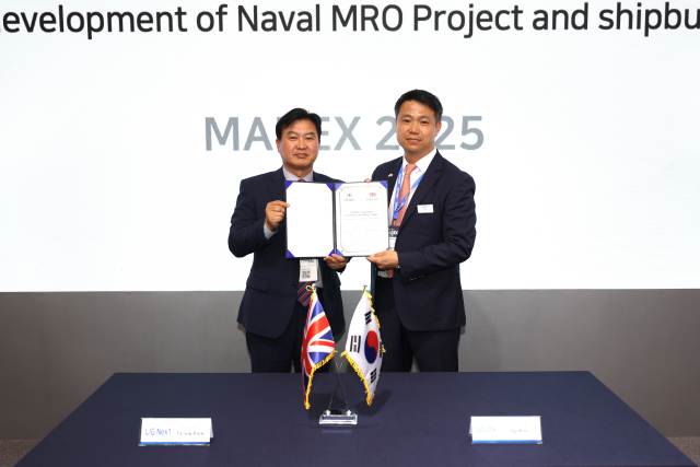 29일 국제해양방위산업전(MADEX 2025) 전시회 현장에서 함정 MRO 사업개발 및 신규 함정 건조 사업 공동 참여 프로젝트 추진을 위한 협력합의서를 체결한 박태식 LIG넥스원 미사일시스템사업부문장(왼쪽)과 일기 킴 밥콕 마린 최고영업책임자가 기념사진을 촬영하고 있다. /LIG넥스원