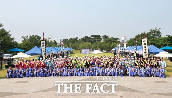 30일 열린 ‘2025 유성단오제·한마음 풍물대동제’에서 정용래 유성구청장이 참여자들과 기념촬영을 하고 있다./대전 유성구