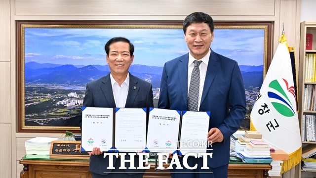 구인모(왼쪽)거창군수와 이준희 대한씨름협회 회장이 ‘대통령배 2025 전국씨름왕선발대회 및 제17회 전국어린이씨름왕대회’ 개최를 위한 업무협약 후 기념 촬영을 하고 있다./거창군