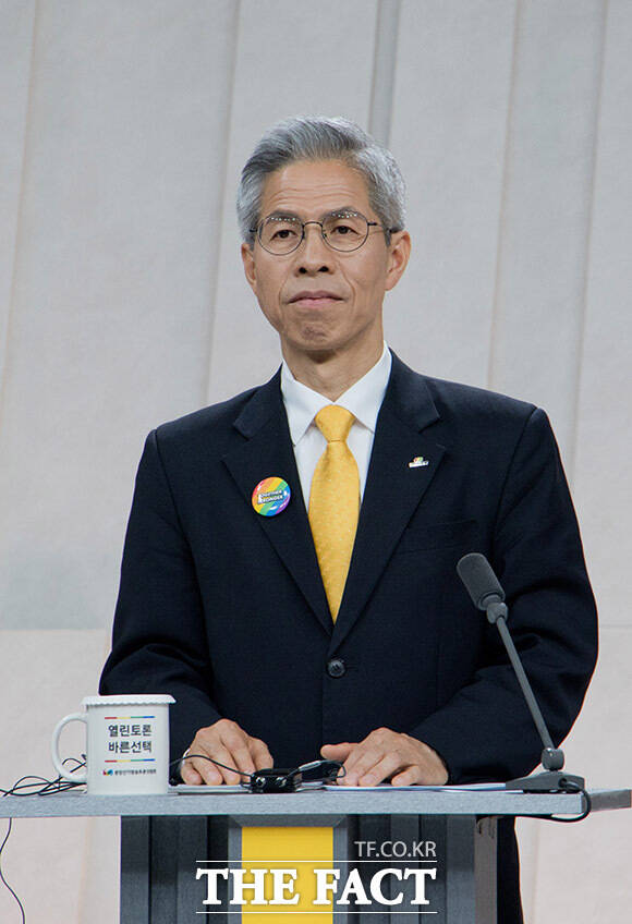 권영국 민주노동당 대선 후보가 유시민 전 노무현재단 이사장의 김문수 국민의힘 대선 후보 아내 설난영 씨와 관련한 발언을 강하게 비판했다. 그는 유 전 이사장을 향해 설난영에 대한 비판이 아니라, 여성 일반에 대한 힐난이고 여성혐오 발언이라며 사과를 촉구했다. /국회사진기자단