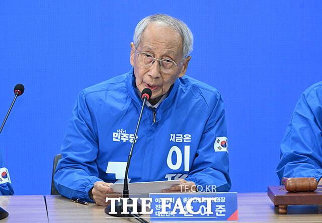 윤여준 더불어민주당 상임총괄선거대책위원장은 국민의힘이 이낙연 전 국무총리와 손을 잡은 데 대해 스스로 패색이 짙어졌음을 보여주는 하책이라고 강하게 비판했다. /박헌우 기자