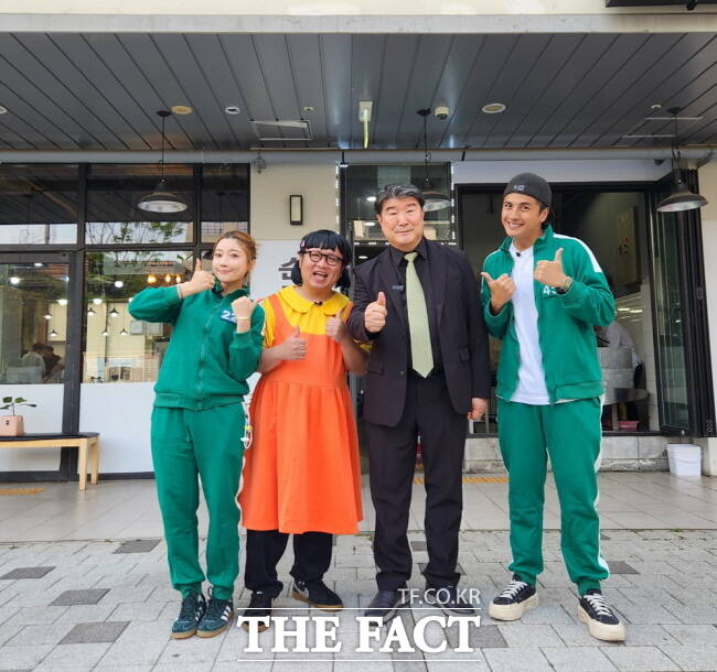 조원용(오른쪽 두 번째) 경기관광공사 사장과 대만 예능프로그램 식상완가 출연진./경기관광공사