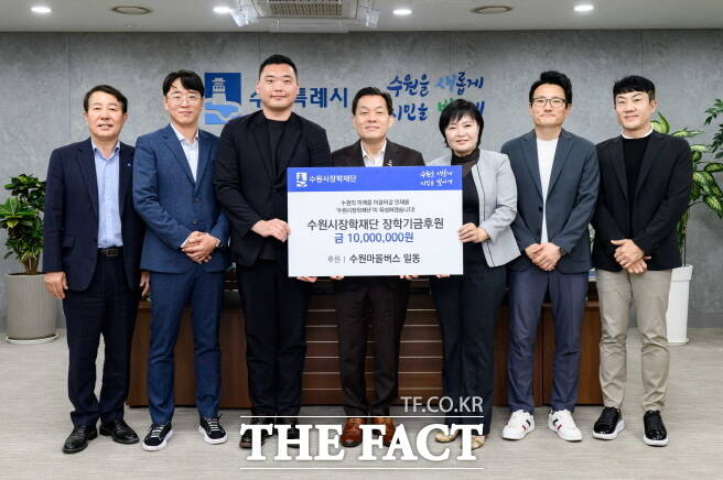 이재준 수원시장(가운데)과 수원시 마을버스업체 대표 등이 지난 29일 시청에서 기념 촬영을 하고 있다./수원시