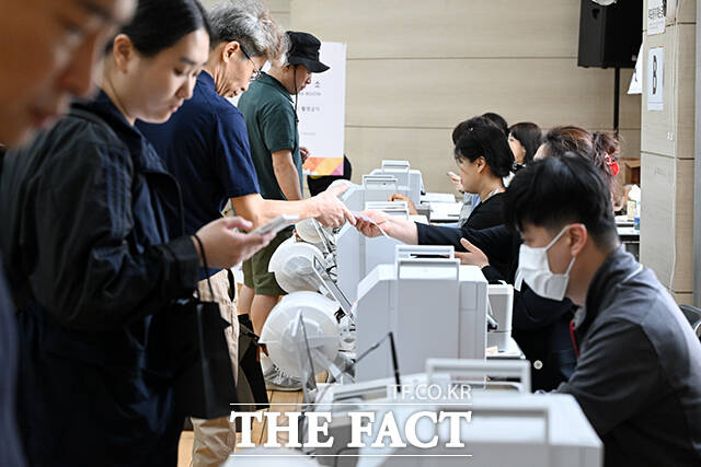 제21대 대통령선거 사전투표 과정에서 투표용지 외부 반출, 기표소 내 촬영, 신분증 도용 등 잡음이 끊이질 않고 있다. 중앙선거관리위원회(선관위)의 관리 부실이 도마에 오른 가운데 전문가들은 위법에 따른 형사처벌 가능성이 높다고 분석했다. /서예원 기자