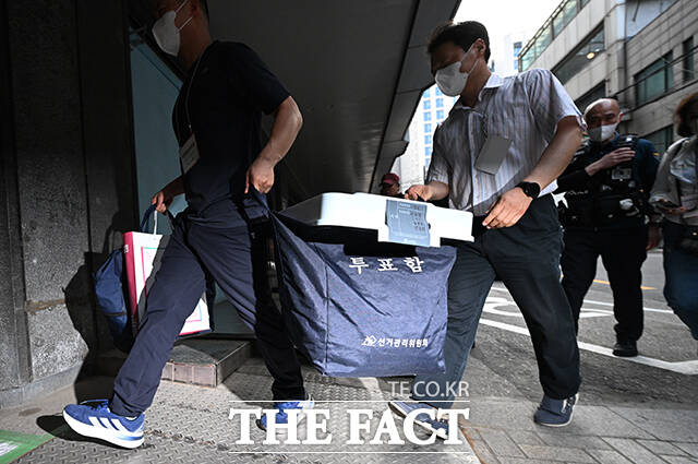 제21대 대통령선거 사전투표가 종료된 30일 오후 선거관리위원회 관계자들이 수거된 투표함을 서울시 중구 중구선거관리위원회로 이송하고 있다. /박헌우 기자