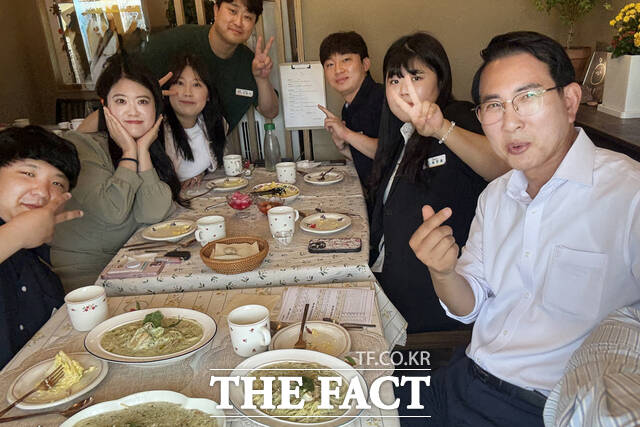 서산시청 식당에서 저연차 고무원들이 이완섭 시장과 즐거운 대화의 시간을 갖고 있다./ 서산시
