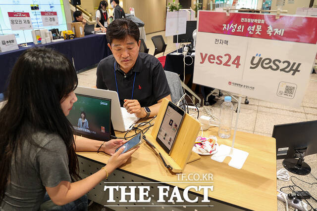 목원대 중앙도서관 1층 로비에서 진행된 2025 전자정보박람회 지성의 연못 축제 부스에서 상담이 진행되고 있다./목원대