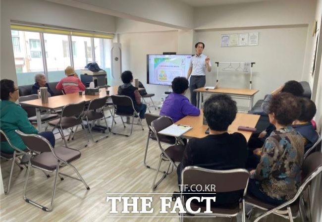 한의사가 경로당에서 건강 관리 교육을 진행하고 있다./광명시