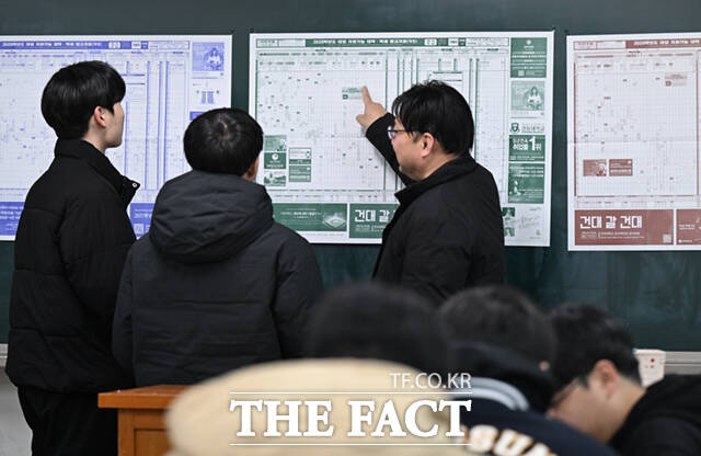 한국교육개발원(KEDI)이 지난 29일 발표한 대입 N수생 증가 실태 및 원인과 완화 방안 보고서는 정시모집 비중 40% 확대 정책이 N수생 증가의 주요 원인이라며 다양성과 잠재력에 가치를 두는 수시전형을 확대하는 방향으로 대입 제도를 개편해야 한다고 제안했다. 사진은 서울의 한 고등학교./이새롬 기자