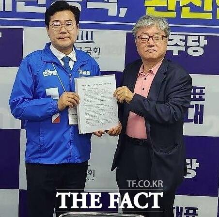 박찬대 더불어민주당 당대표 직무대행(왼쪽)이 29일 인천대 공공의대설립 범시민협의회 관계자로부터 인천대 공공의대 설립 촉구 의견서를 전달받고 있다. /범시민협의회