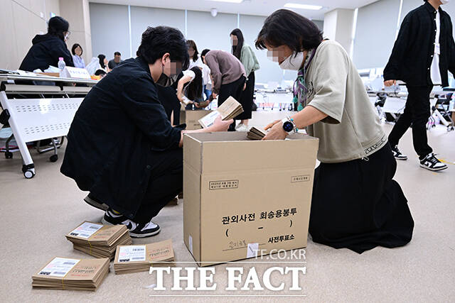분류된 관외 투표지가 회송 박스에 담기고 있다.