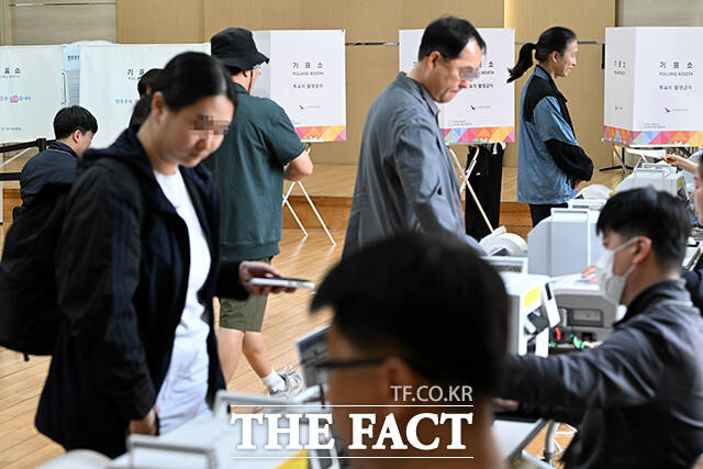 제21대 대통령선거 사전 투표 둘째 날인 30일 오전 서울 서초구 반포1동주민센터에 마련된 사전투표소가 유권자들로 북적이고 있다. /서예원 기자