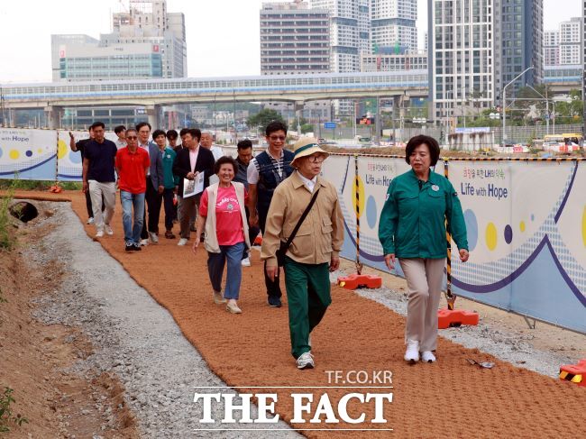 신계용 과천시장(오른쪽)이 지식정보타운~인덕원 임시 보행로를 주민들과 점검하고 있다./과천시