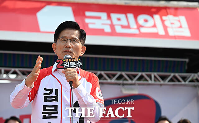 김문수 국민의힘 대선 후보가 30일 경제를 살리기 위해 이재명을 막아야 한다며 대국민 호소문을 발표했다. /박헌우 기자