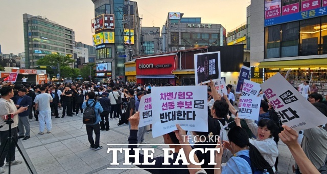 이준석 개혁신당 대통령 후보가 30일 오후 서울 서대문구 현대백화점 신촌점 인근 광장에서 유세를 벌이며 지지를 호소하고 있는 가운데 극우 후보 반대하는 서울서부지역 사람들 단체가 피켓을 들고 사퇴를 촉구하고 있다. /신촌=서다빈 기자