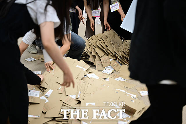 와르르 쏟아지는 관외 투표지.