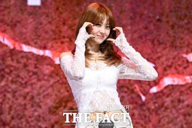 르세라핌 허윤진이 허리 부상으로 오는 6월 1일 인천 인스파이어 아레나에서 개최되는 2025 Weverse Con Festival 공연에 불참한다. /이새롬 기자