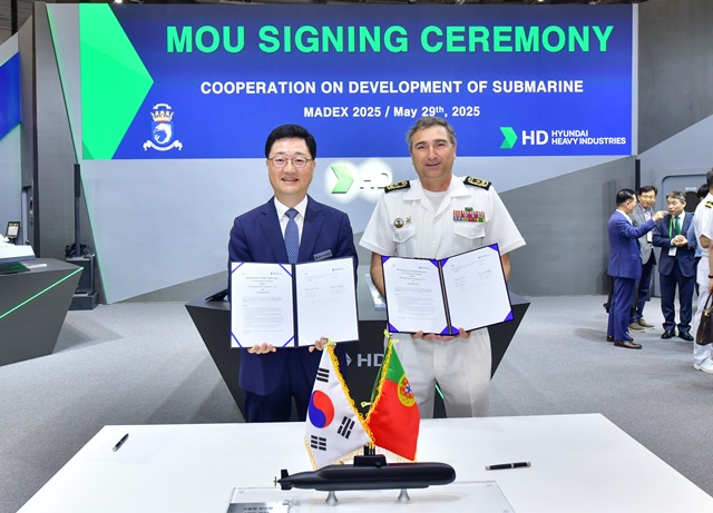 HD현대는 30일 HD현대중공업 전시 부스에서 포르투갈 해군과 전략적 파트너십 구축을 위한 업무협약(MOU)을 체결했다고 밝혔다. 주원호 HD현대중공업 특수선사업대표(왼쪽)와 페르난도 피레스 포르투갈 해군 물자본부장이 기념 촬영을 하고 있다. /HD현대