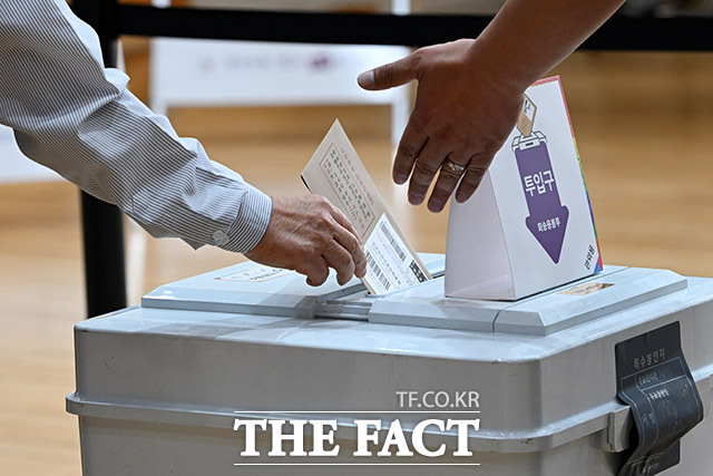 제21대 대통령선거 사전투표 둘째 날인 30일 오전 서울 서초구 반포1동 주민센터를 찾은 유권자들이 투표를 하고 있다. /남용희 기자