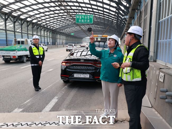 신계용 과천시장이 제2경인고속도로 방음터널 복구 공사 현장을 점검하고 있다./과천시