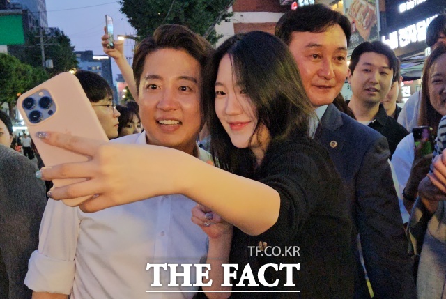 이준석 개혁신당 대선 후보가 29일 오후 종로3가 포차거리에서 지지자들과 함께 셀카를 찍고 있다. /종로=서다빈 기자
