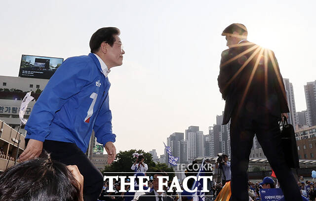 이재명 더불어민주당 대선 후보가 29일 오후 서울 서초구 서울고속버스터미널광장에 마련된 유세차량에 오르고 있다. /배정한 기자