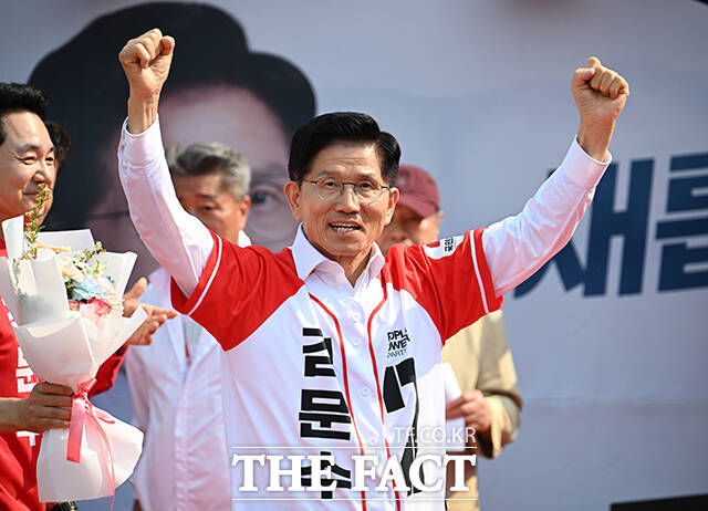 김문수 국민의힘 대선 후보가 30일 중앙선거관리위원회의 사전투표 부실 관리 논란과 관련해 민주주의는 정당한 절차가 중요한데 절차가 엄격하게 지켜지지 않을 때 그 결과 자체를 승복하는 게 어렵다고 밝혔다. /박헌우 기자