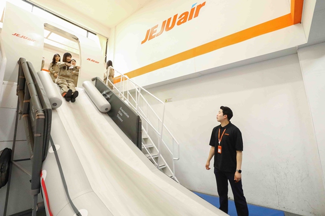 제주항공 객실승무원들이 30일 제주항공 객실훈련센터에서 중·고등학생을 대상으로 탐라는 꿈 교육 프로그램을 진행하고 있다. /제주항공