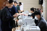  '사전투표율 역대 최고치' 이틀째 사전투표 이어가는 유권자들 [TF사진관]